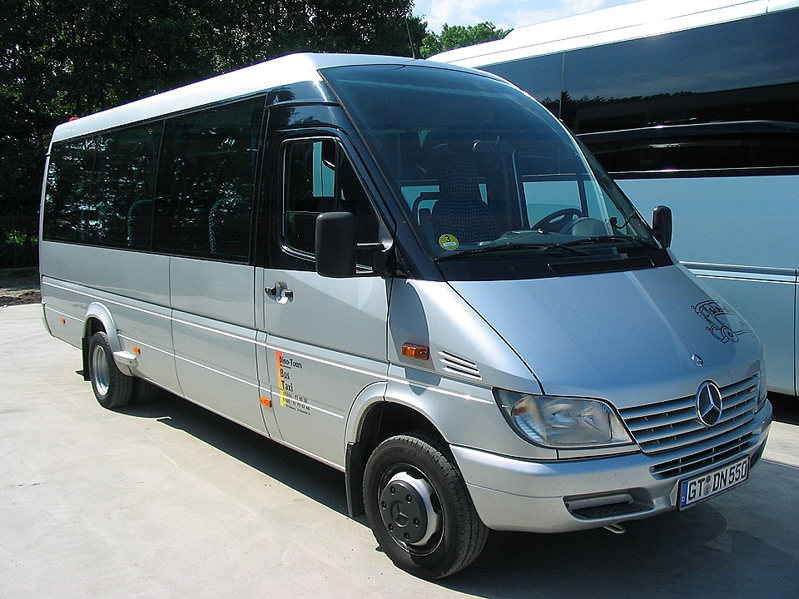Kleinbus mit 19 Sitzplätzen